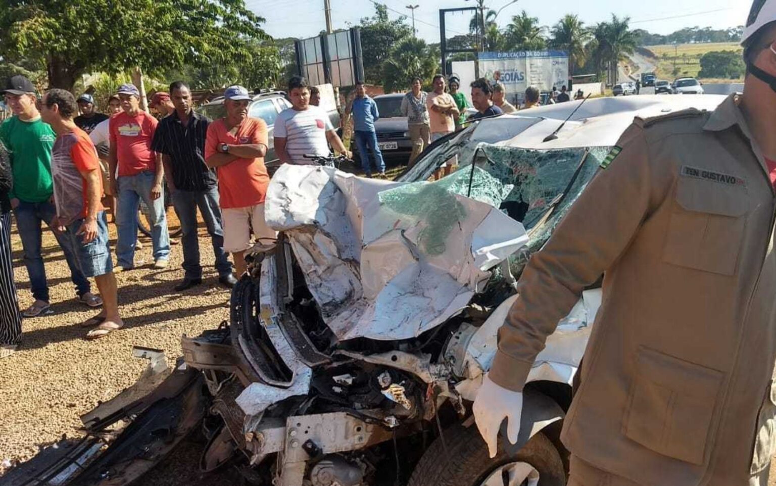 motorista-de-carro-perde-controle,-bate-em-traseira-de-caminhao-parado;-acidente-deixa-uma-pessoa-morta-na-go-080,-em-neropolis