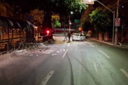 jovem-embriagado-e-preso-apos-bater-carro-de-luxo-contra-protecao-de-ponto-de-onibus-em-goiania,-diz-policia