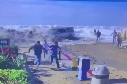 forte-onda-ultrapassa-faixa-de-areia,-arrasta-pessoas-e-deixa-8-feridos-nos-eua;-video