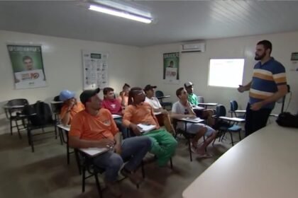 operarios-concluem-ensino-basico-apos-aulas-dentro-da-obra,-em-goias