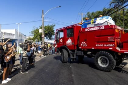 corpo-de-zagallo-e-sepultado-no-rio-de-janeiro-sob-aplausos