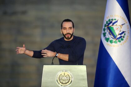 bukele-reduziu-a-criminalidade-em-el-salvador-aplicando-modelo-autoritario;-pais-foi-inspiracao-para-presidente-do-equador-erguer-megaprisoes