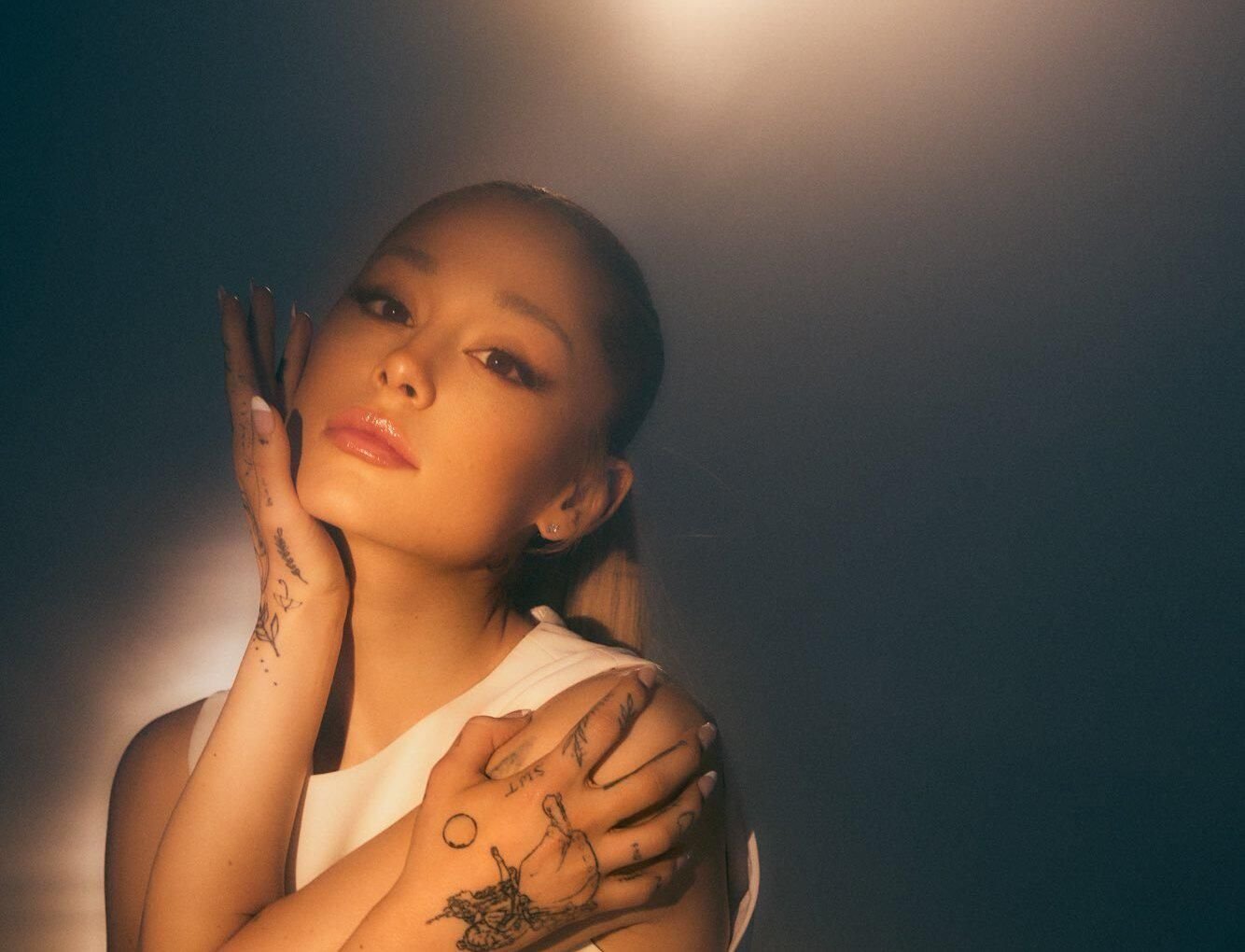 ari-voltou-com-um-novo-single!-confira-a-letra-e-traducao-