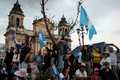 presidente-da-guatemala-toma-posse-apos-horas-de-atraso-e-protestos