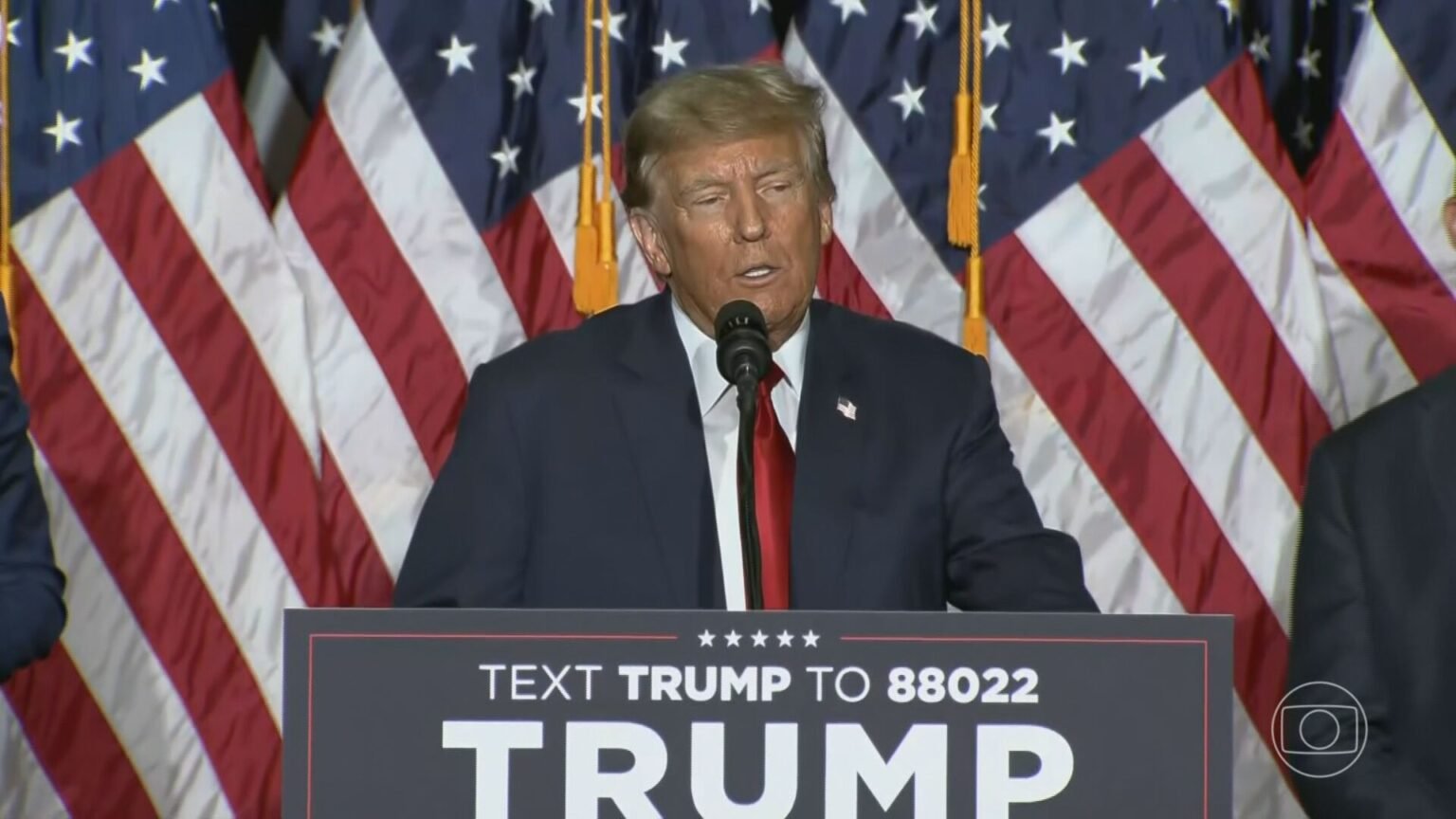 trump-expulsa-homem-que-interrompeu-seu-discurso-durante-comicio-em-new-hampshire;-video