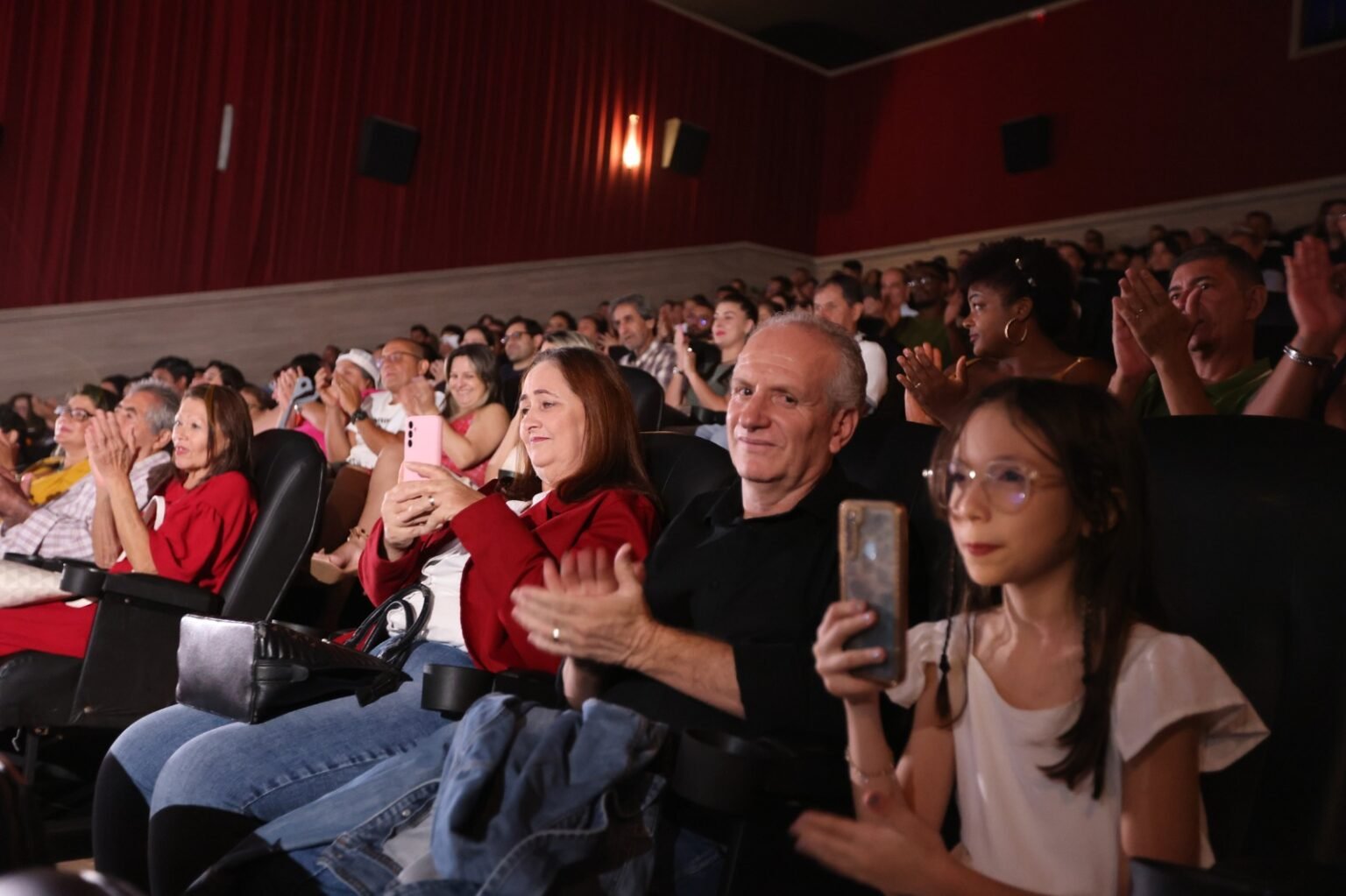 filme-que-mostra-os-impactos-do-uso-excessivo-do-celular-estreia-lotando-cinema-de-anapolis