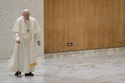 papa-francisco-sai-de-evento-no-vaticano-e-vai-para-hospital,-diz-agencia-italiana