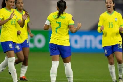 invicta-na-copa-ouro,-selecao-feminina-fecha-1a-fase-com-goleada 