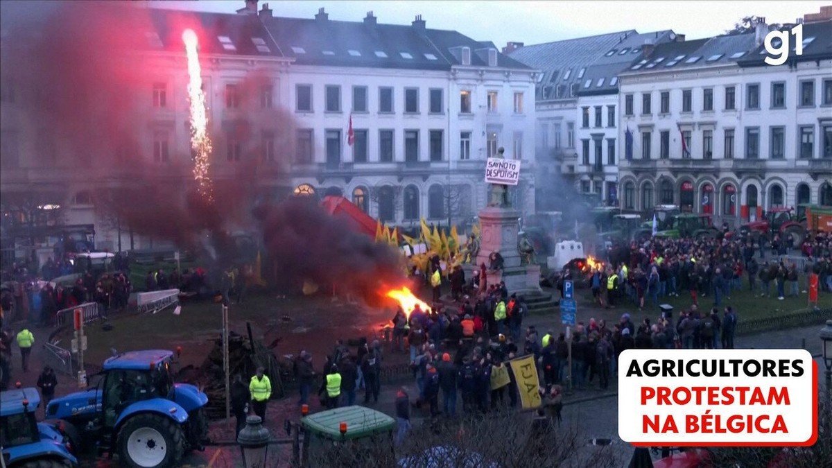 video:-tratores,-pneus-queimados-e-‘chuva-de-ovos’:-agricultores-protestam-em-bruxelas