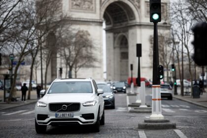 paris-vota-para-triplicar-tarifa-de-estacionamento-de-suvs,-que-pode-chegar-a-r$-96-por-hora