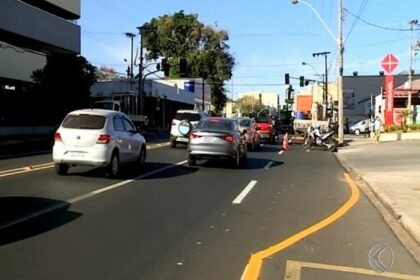 transito-e-alterado-na-avenida-nelson-freire,-em-uberaba,-para-implantacao-de-brt/vetor