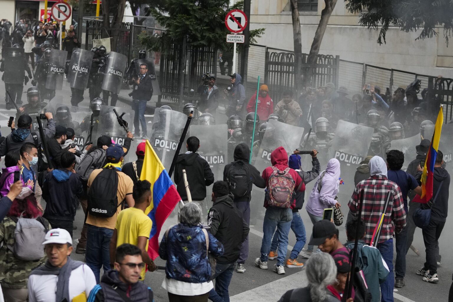 suprema-corte-da-colombia-e-cercada-por-manifestantes-durante-escolha-de-novo-procurador,-e-juizes-saem-escoltados