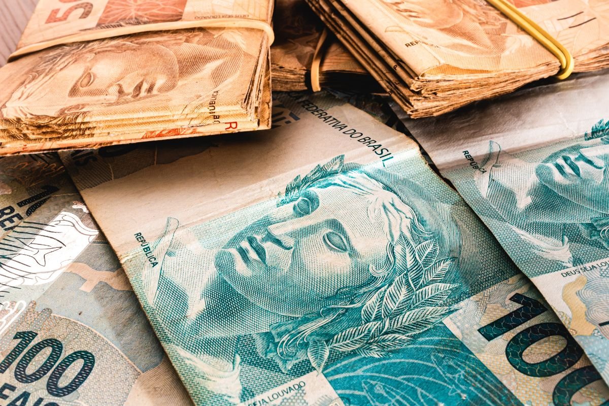 brasileiros-tem-r$-7,5-bilhoes-‘esquecidos’-em-contas-bancarias;-veja-como-resgatar