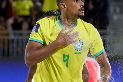 brasil-derrota-portugal-e-avanca-no-mundial-de-beach-soccer