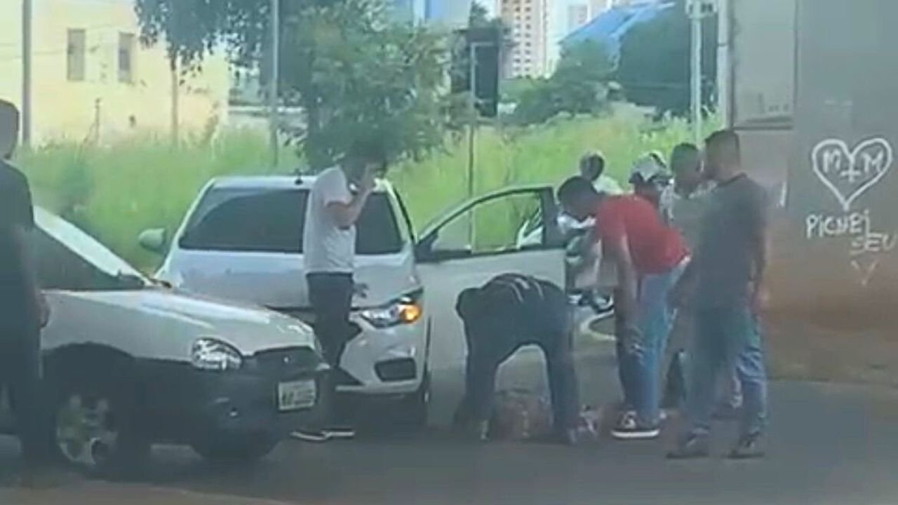 mulher-e-atropelada-no-cruzamento-de-viaduto,-no-centro-de-anapolis