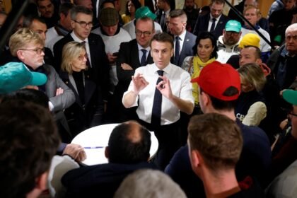 macron-e-recebido-com-protesto-de-produtores-em-feira-agricola-na-franca