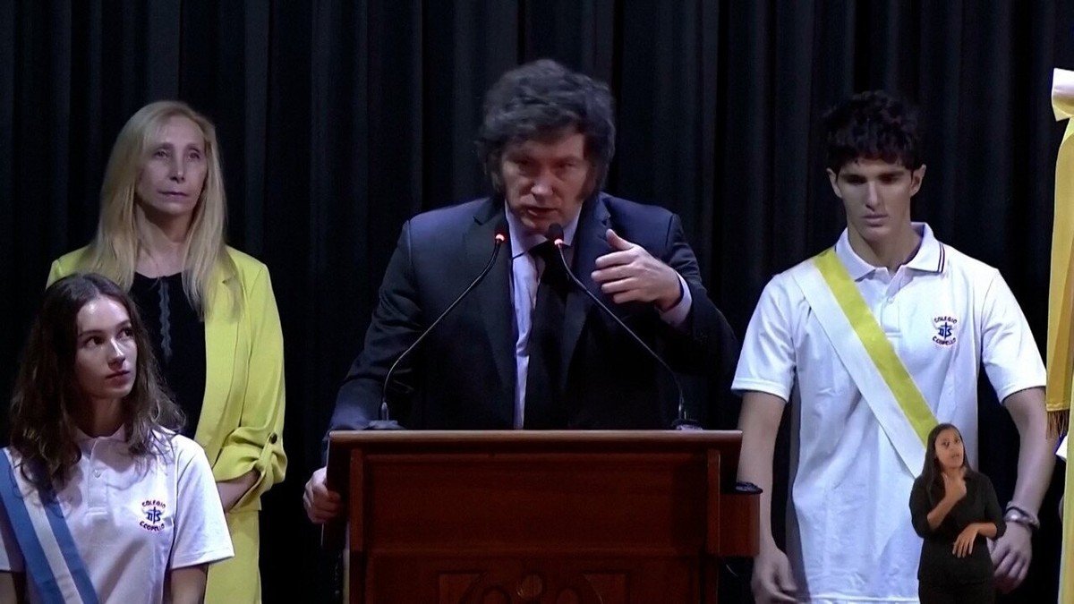 video:-estudante-desmaia-durante-discurso-de-milei-na-argentina