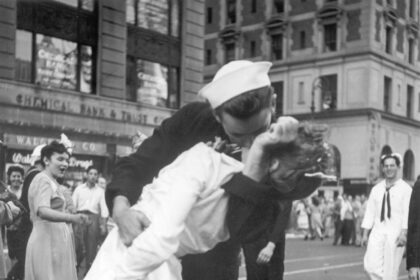 foto-historica-que-mostra-beijo-nao-consensual-no-fim-da-segunda-guerra-mundial-vira-pivo-de-debate-nos-eua