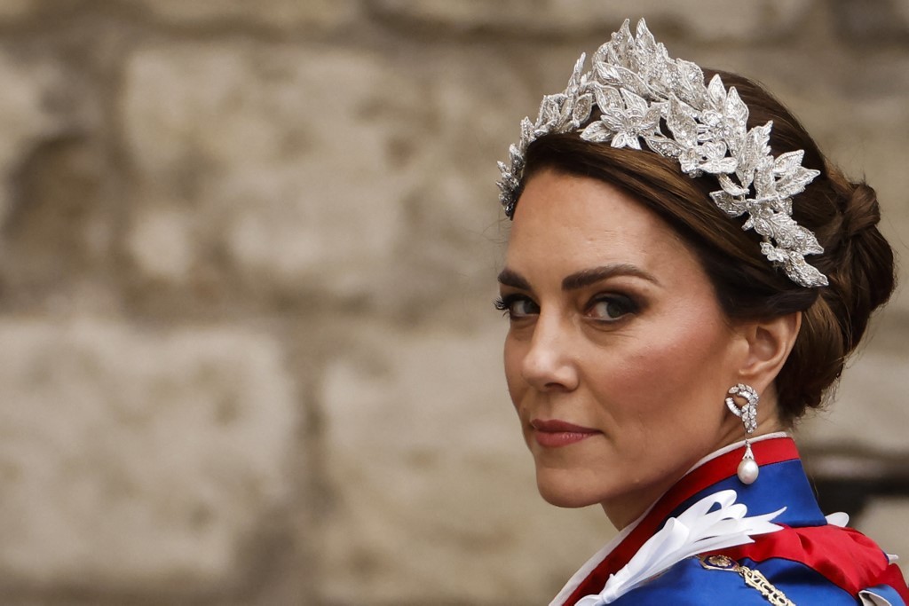 kate-middleton:-foto-editada-alimenta-teorias-da-conspiracao-e-cria-onda-de-memes-nas-redes-sociais