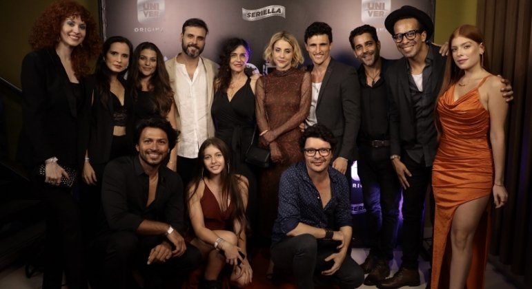 elenco-e-equipe-celebram-o-sucesso-da-serie-ate-onde-ela-vai