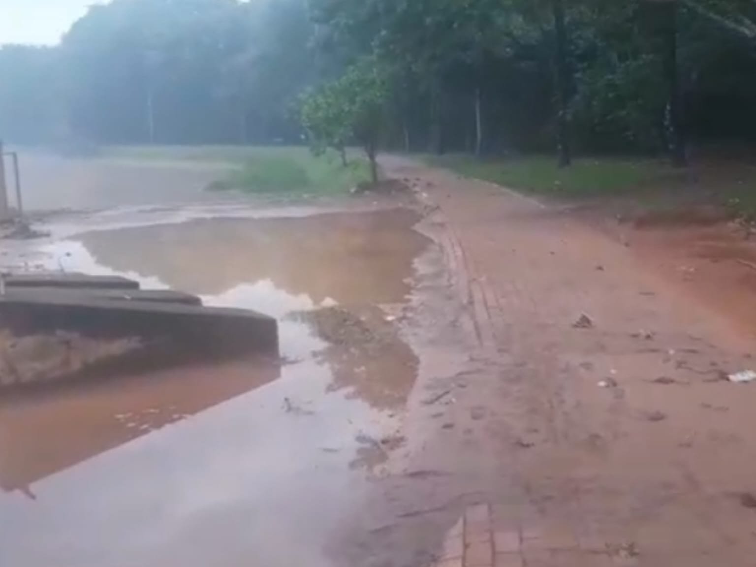 forte-temporal-deixa-parque-jk-tomado-por-lama-e-lixo-em-anapolis