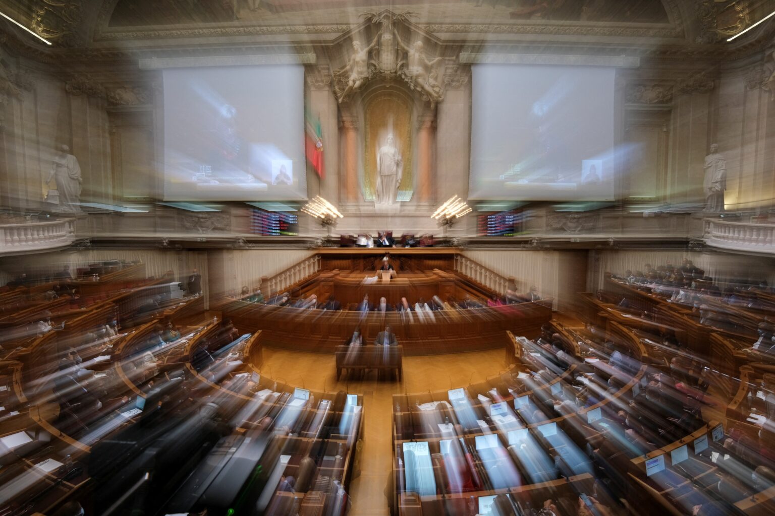 centro-direita-se-alia-a-esquerda-para-governar-portugal-e-isola-o-partido-chega,-de-extrema-direita