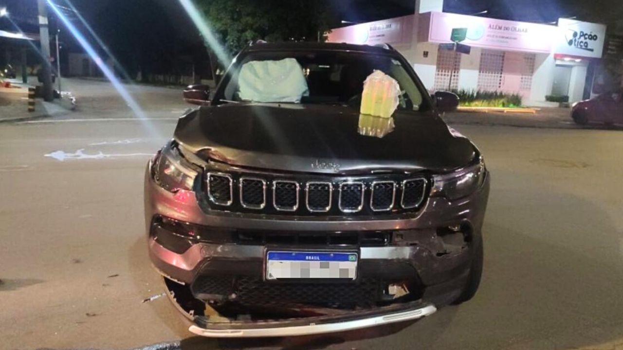 motorista-foge-e-abandona-jeep-compass-cheio-de-bebidas-apos-acidente-na-avenida-sao-francisco,-em-anapolis