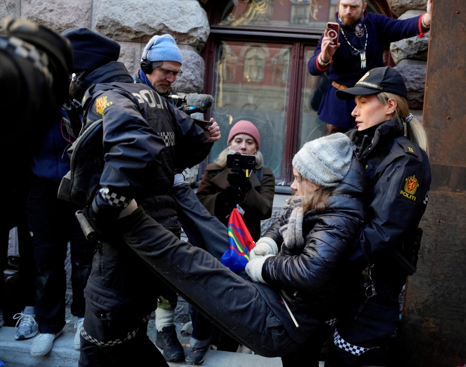 greta-thunberg-e-detida-por-policia-holandesa-em-manifestacao-em-haia