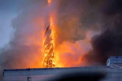 incendio-destroi-predio-da-antiga-bolsa-de-copenhague,-um-dos-marcos-da-cidade