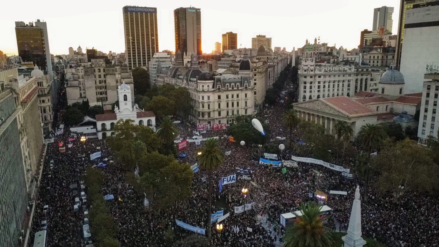 na-maior-manifestacao-contra-o-governo-milei,-estudantes-argentinos-protestam-contra-cortes-nas-universidades