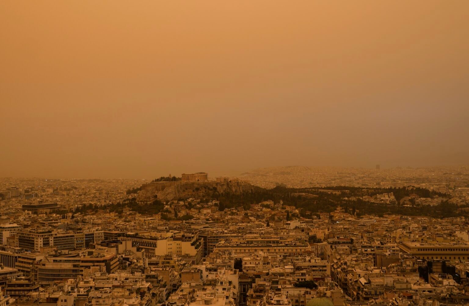 nuvens-de-poeira-encobrem-parte-da-grecia-e-deixam-atenas-com-ceu-alaranjado