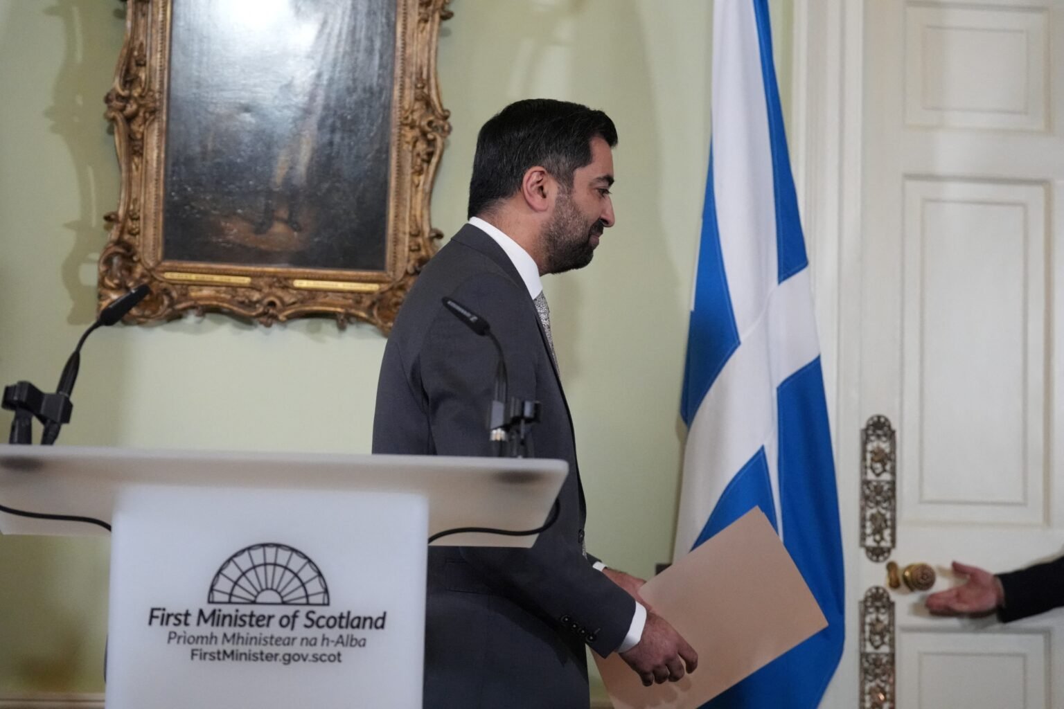 premie-da-escocia,-primeiro-muculmano-a-chegar-ao-poder-no-pais,-renuncia-ao-cargo