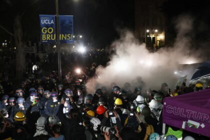 protestos-nos-eua:-policia-retira-estudantes-de-acampamento-na-universidade-da-california