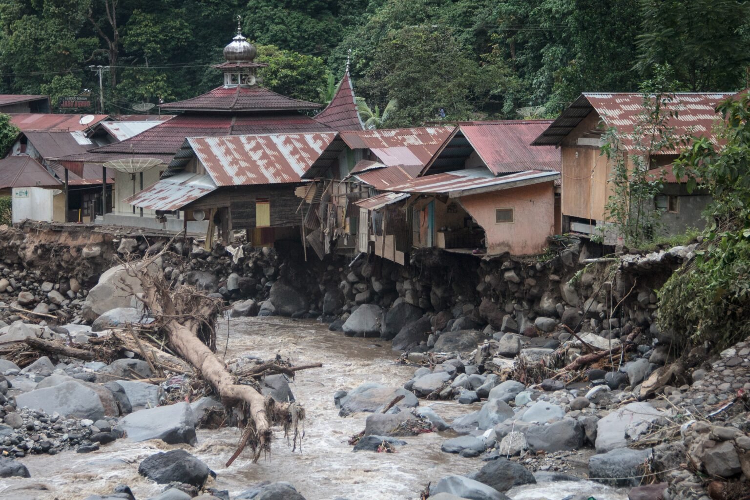 inundacoes-e-deslizamentos-de-terra-na-indonesia-deixam-31-mortos-e-15-desaparecidos