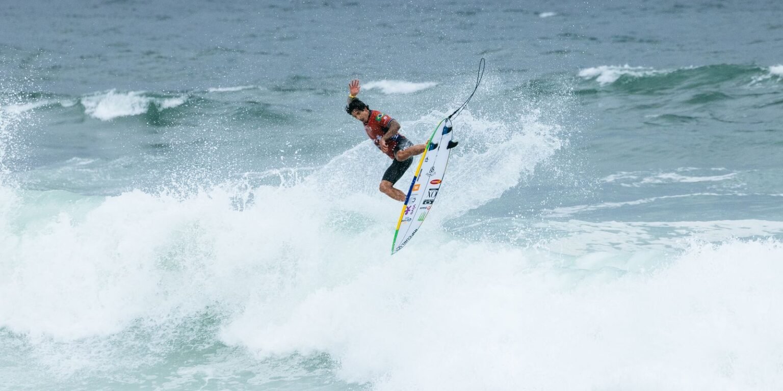 gabriel-medina,-italo-ferreira-e-yago-dora-avancam-em-saquarema