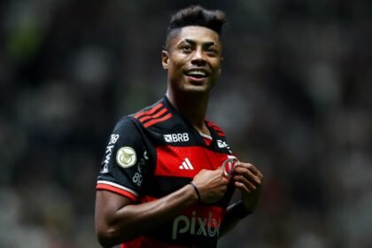 flamengo-goleia-atletico-mg-e-segue-na-lideranca-do-brasileiro