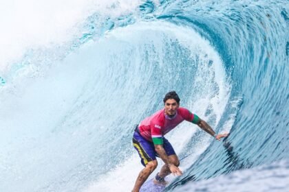 gabriel-medina-brilha-em-teahupoo-e-chega-as-quartas-de-final-no-surfe