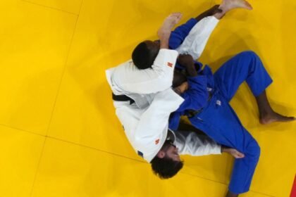 judo:-rafael-macedo-vence-3-lutas,-mas-deixa-escapar-o-bronze-em-paris