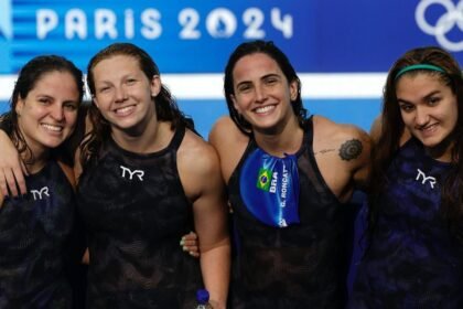 apos-20-anos,-brasileiras-voltam-a-final-do-revezamento-4x200m-livre