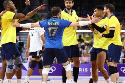 volei-masculino:-brasil-vence-egito-e-se-garante-nas-quartas-em-paris