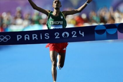 etiope-tamirat-tola-vence-maratona-masculina-e-bate-recorde-em-paris