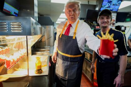 video:-‘nao-deixe-os-eua-se-transformarem-no-brasil’,-diz-brasileira-a-trump-em-‘drive-thru’-de-restaurante-fast-food