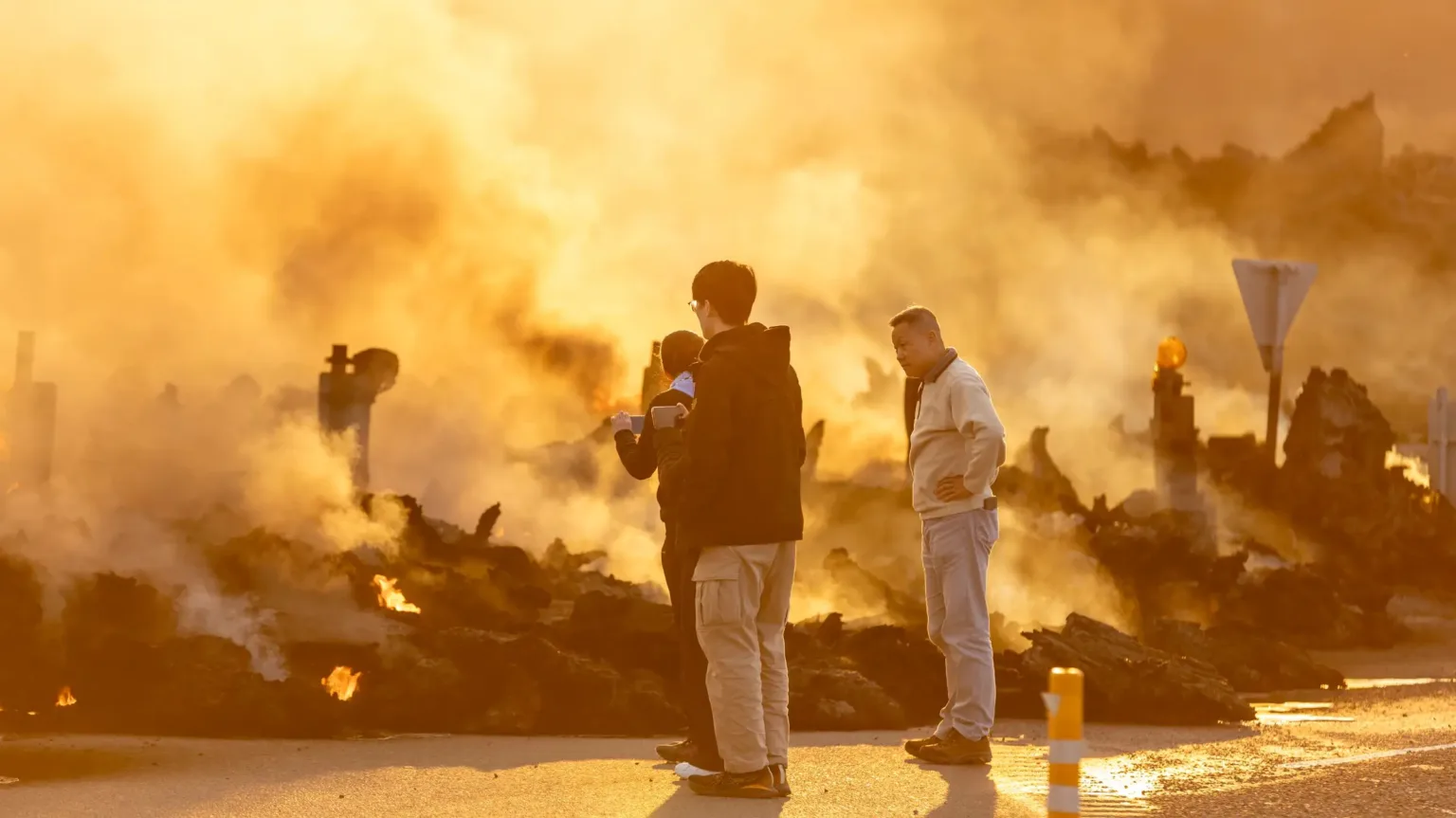 islandia-aciona-a-policia-apos-turistas-tentarem-se-aproximar-de-lava-durante-erupcao-vulcanica