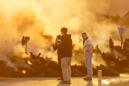 islandia-aciona-a-policia-apos-turistas-tentarem-se-aproximar-de-lava-durante-erupcao-vulcanica