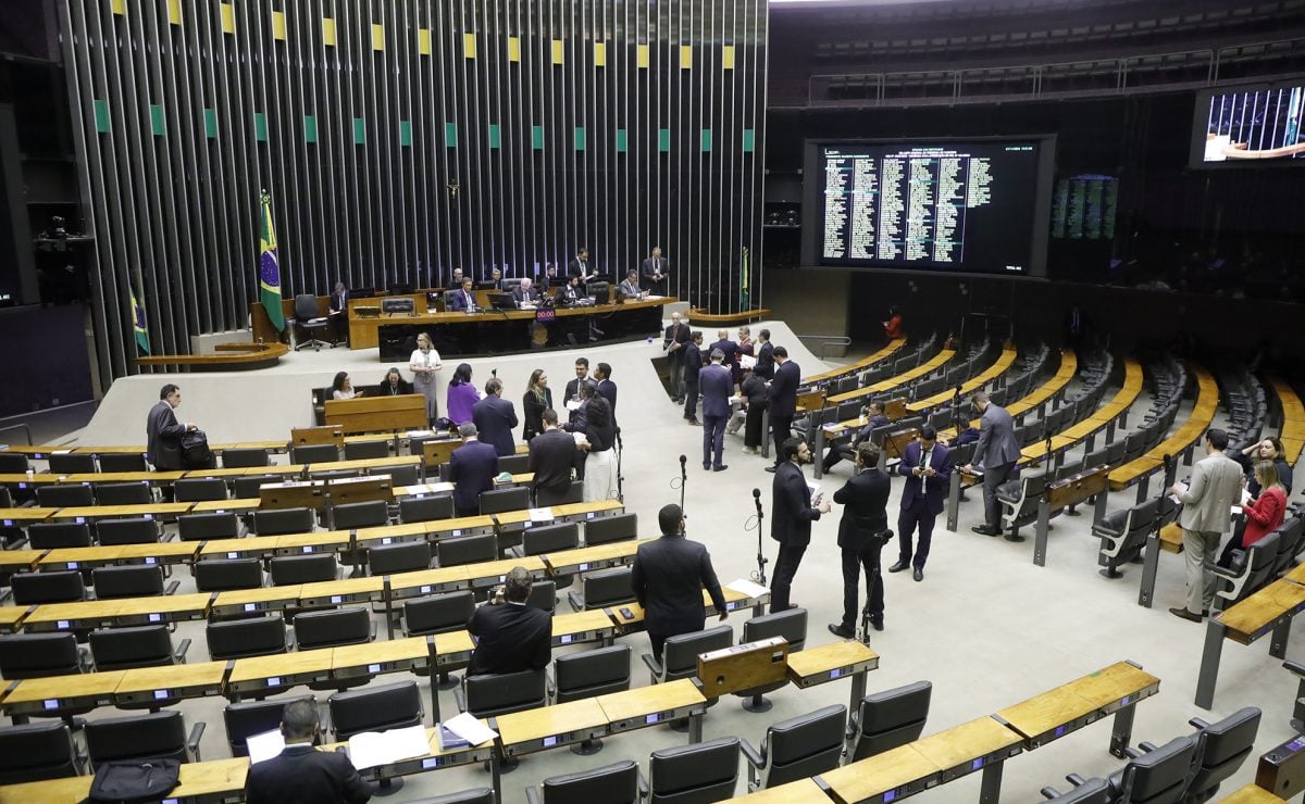 camara-concede-medalha-do-merito-legislativo-a-fernanda-torres,-marcelo-rubens-paiva-e-donald-trump