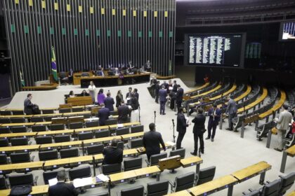 camara-concede-medalha-do-merito-legislativo-a-fernanda-torres,-marcelo-rubens-paiva-e-donald-trump