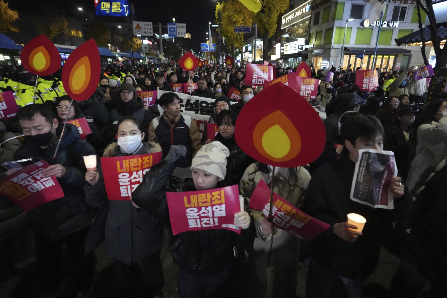 ‘renuncie-imediatamente’:-manifestantes-marcham-em-direcao-a-palacio-presidencial-na-coreia-do-sul;-video