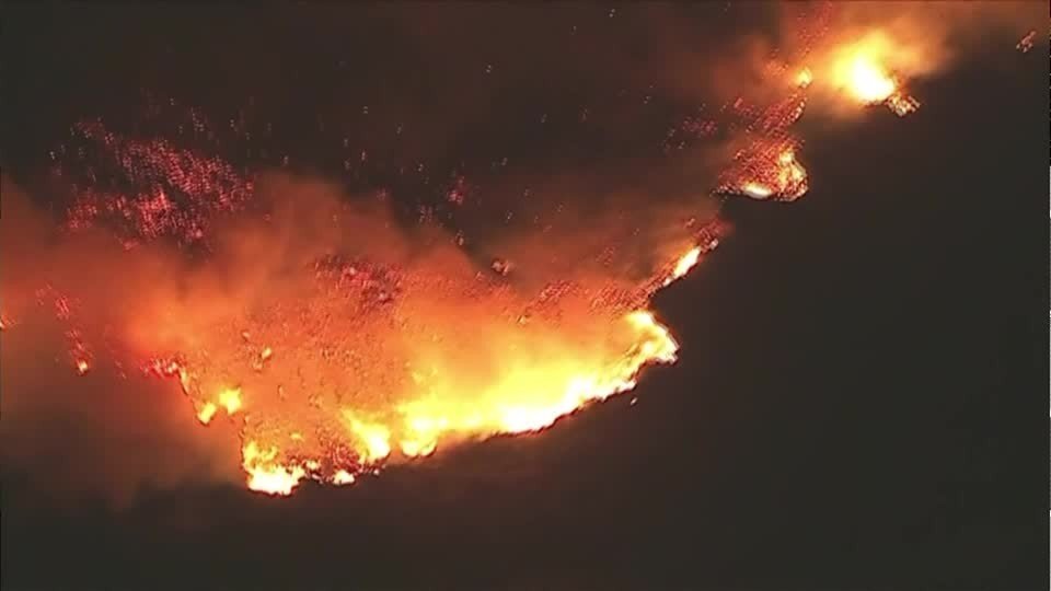 incendio-florestal-na-california-avanca-rapido-e-forca-evacuacoes-perto-de-malibu