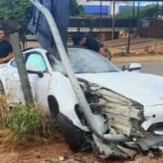 motorista-em-alta-velocidade-bate-carro-em-placa-no-parque-oeste-industrial