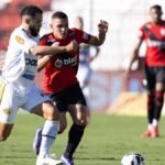 com-um-jogador-a-menos,-atletico-goianiense-derrota-novorizontino-no-accioly